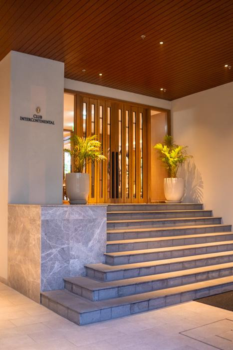 Khu vực sảnh đón tiếp sang trọng tại InterContinental Phuket Resort
