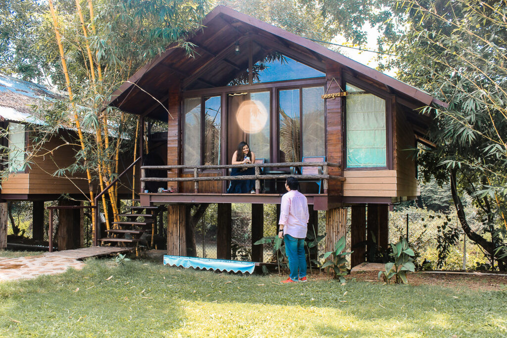 Buổi sáng bên ngoài Jalpushp cottage