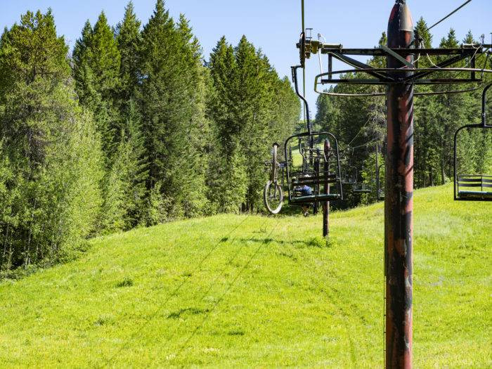 Xe đạp được móc vào thang máy tại Kelly Canyon