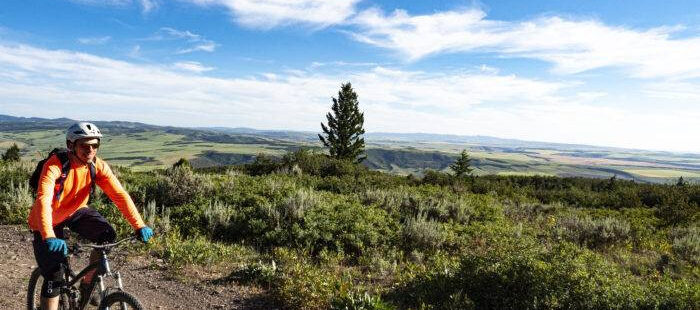 Người đi xe đạp leo lên đỉnh núi ở Kelly Canyon