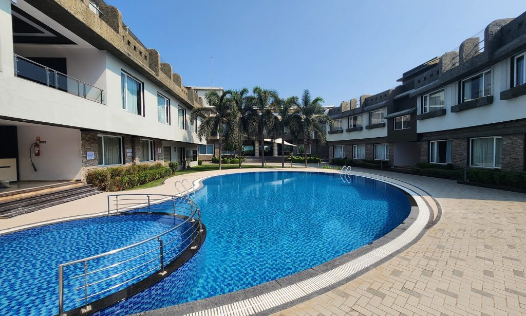 Kostamar Beach Resort với nhà hàng trên sân thượng và hồ bơi rộng lớn