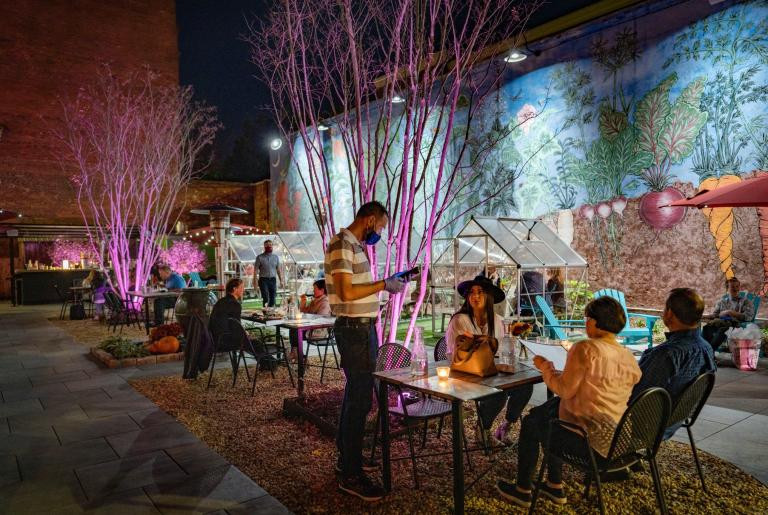 Khu vườn xanh mát và không gian ngoài trời thoáng đãng tại Last Resort Grill Athens GA
