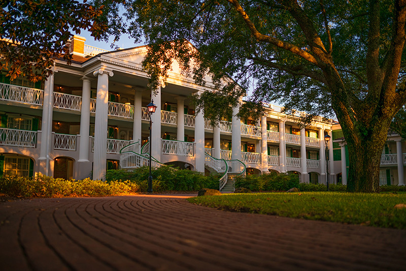 Magnolia Bend, Port Orleans Riverside Resort, Disney World. Các tòa nhà mang phong cách dinh thự sang trọng với bãi cỏ xanh mướt