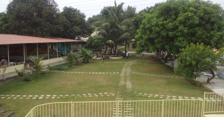 Hồ bơi lớn với cầu trượt nước tại Mandvi Hill Resort