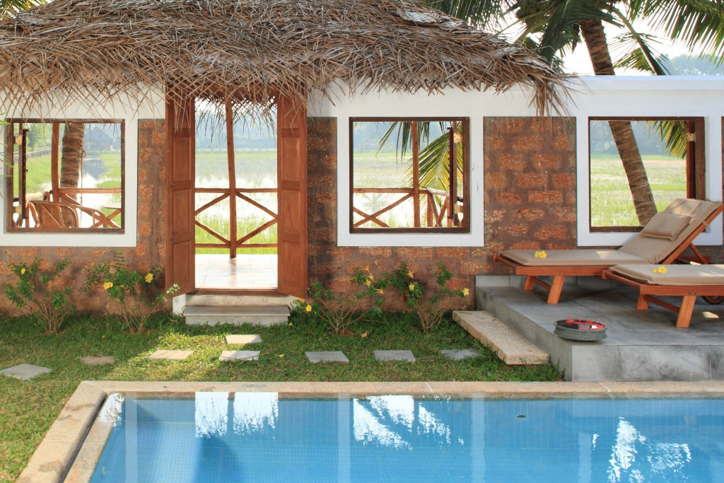 Nhà gỗ mái lá đơn sơ tại Coconut Lagoon Resort
