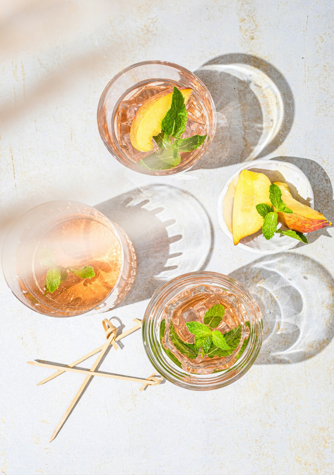 Quầy bar bên hồ bơi