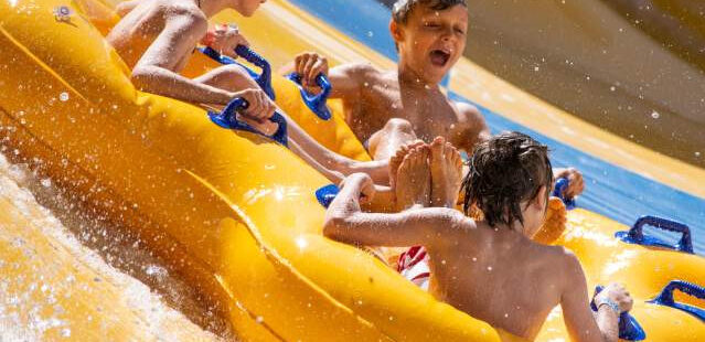 Công viên nước Montage Mountain Waterpark với nhiều đường trượt và hồ bơi