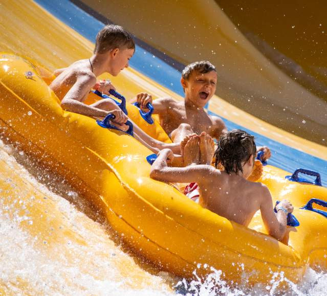 Công viên nước Montage Mountain Waterpark với nhiều đường trượt và hồ bơi