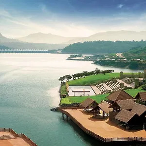 Hồ bơi ngoài trời tại Valvan Village Resort, nơi du khách có thể thư giãn và tận hưởng không gian yên bình