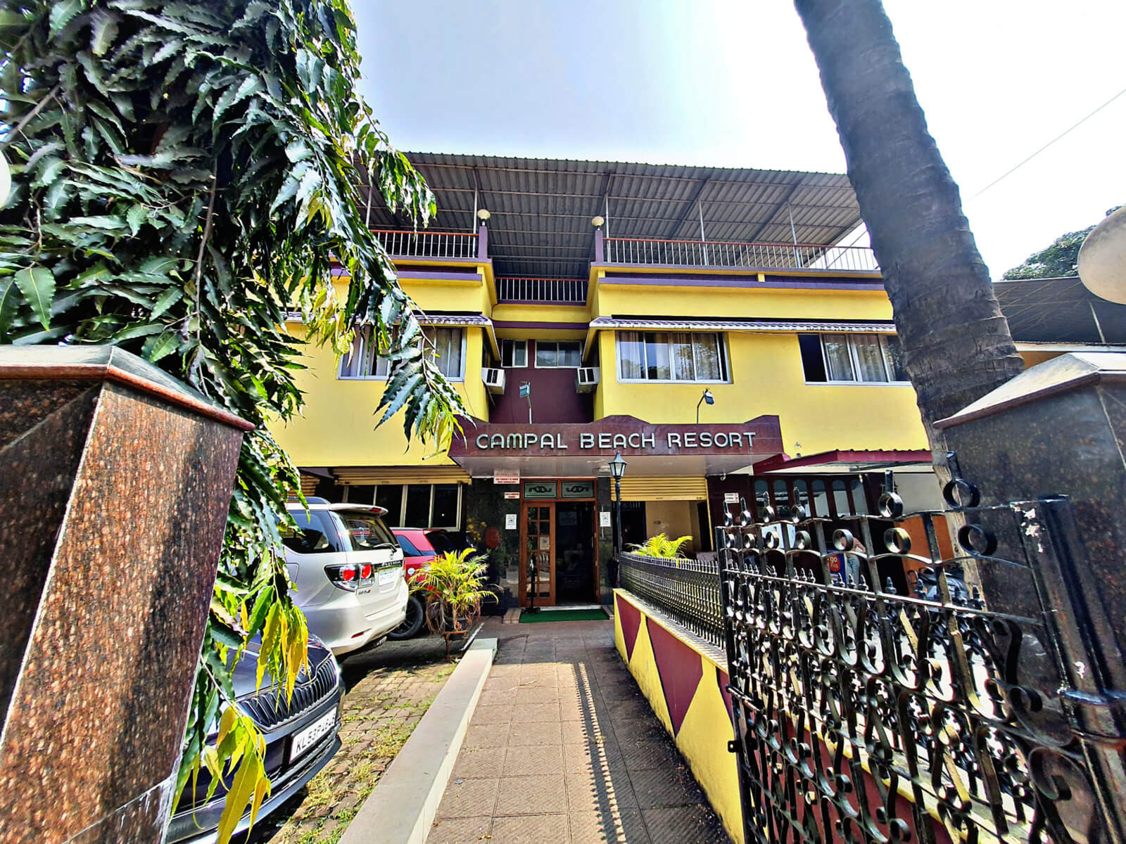 Phòng ba cổ điển tại Campal Beach Resort với 3 giường đơn, 1 giường đôi và tầm nhìn thành phố