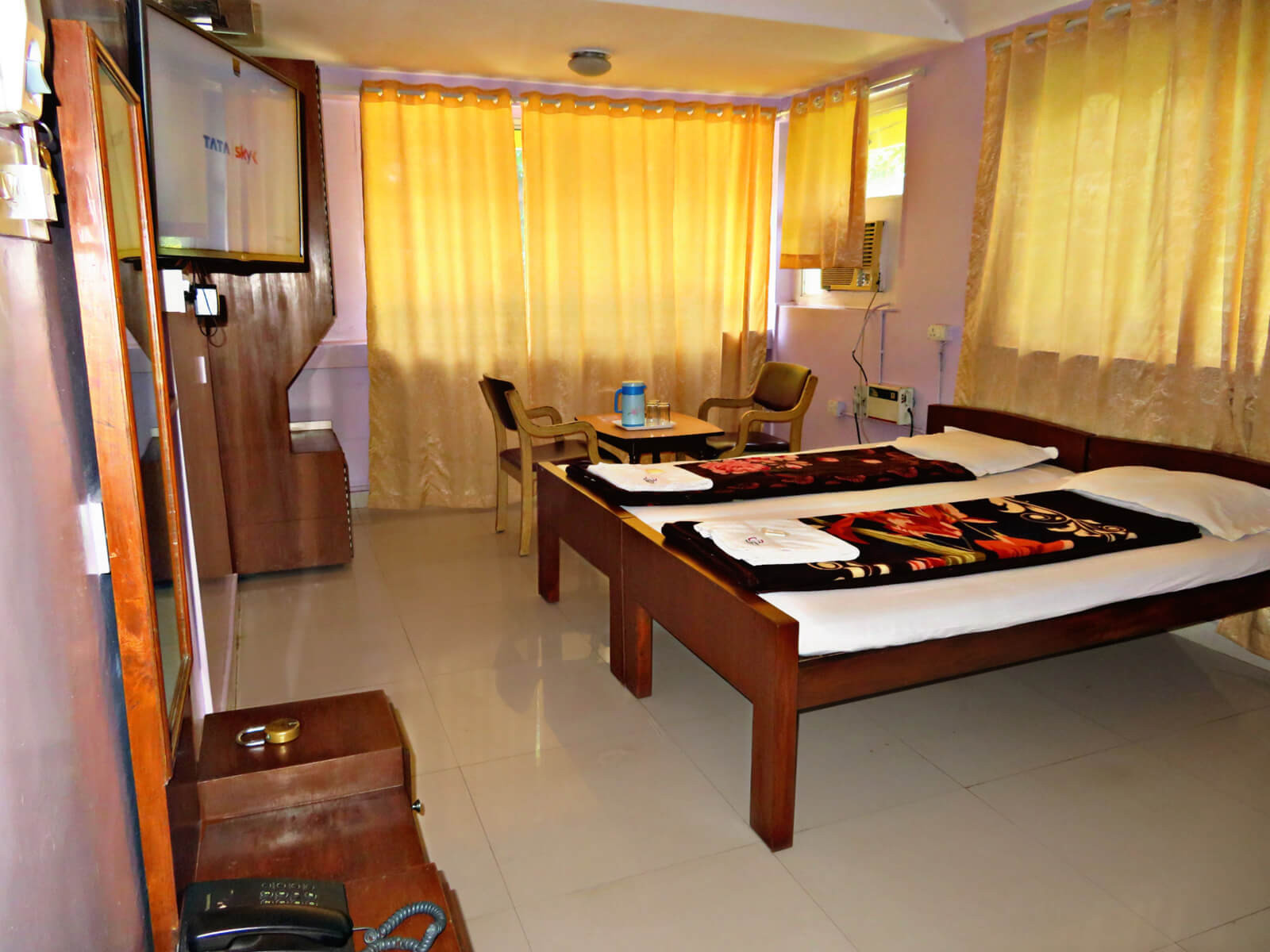 Phòng đôi không điều hòa tại Campal Beach Resort với giường đôi và tầm nhìn thành phố