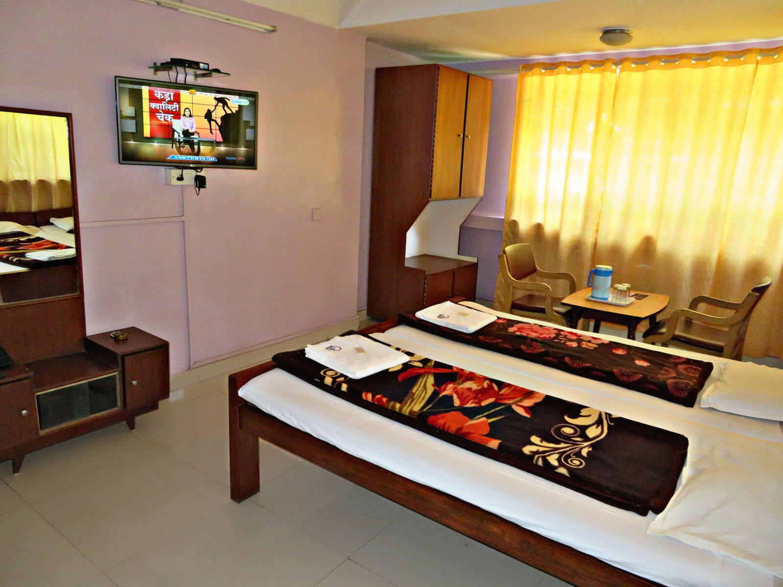 Phòng đôi có điều hòa tại Campal Beach Resort với giường đôi và tầm nhìn thành phố