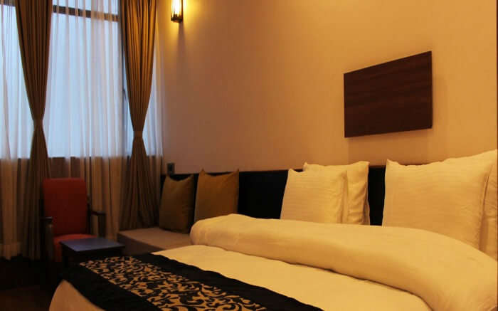 Quang cảnh thư giãn tại khu nghỉ dưỡng với hồ bơi và cây xanh