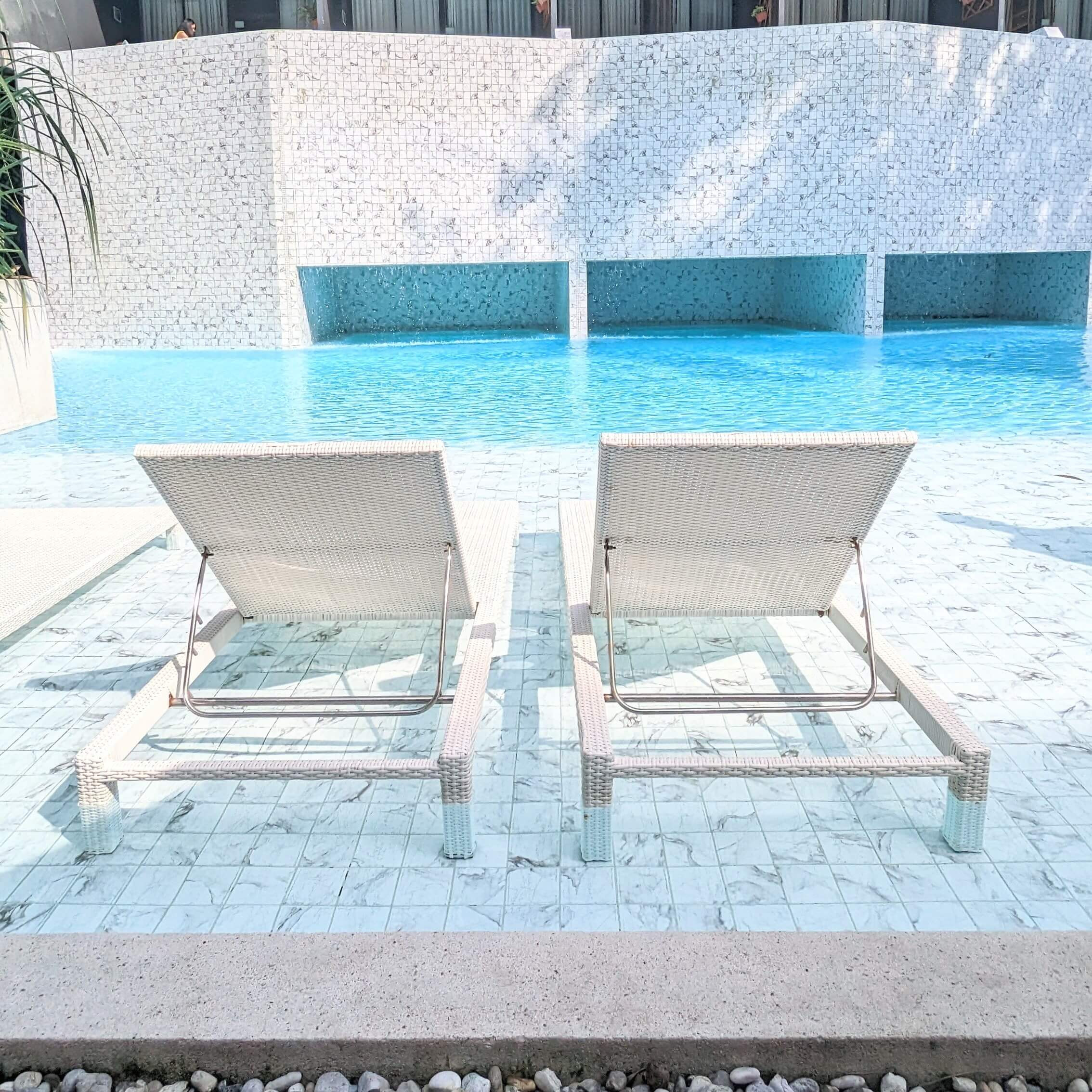 Ghế dài thư giãn trên hồ bơi tại Panan Krabi Resort