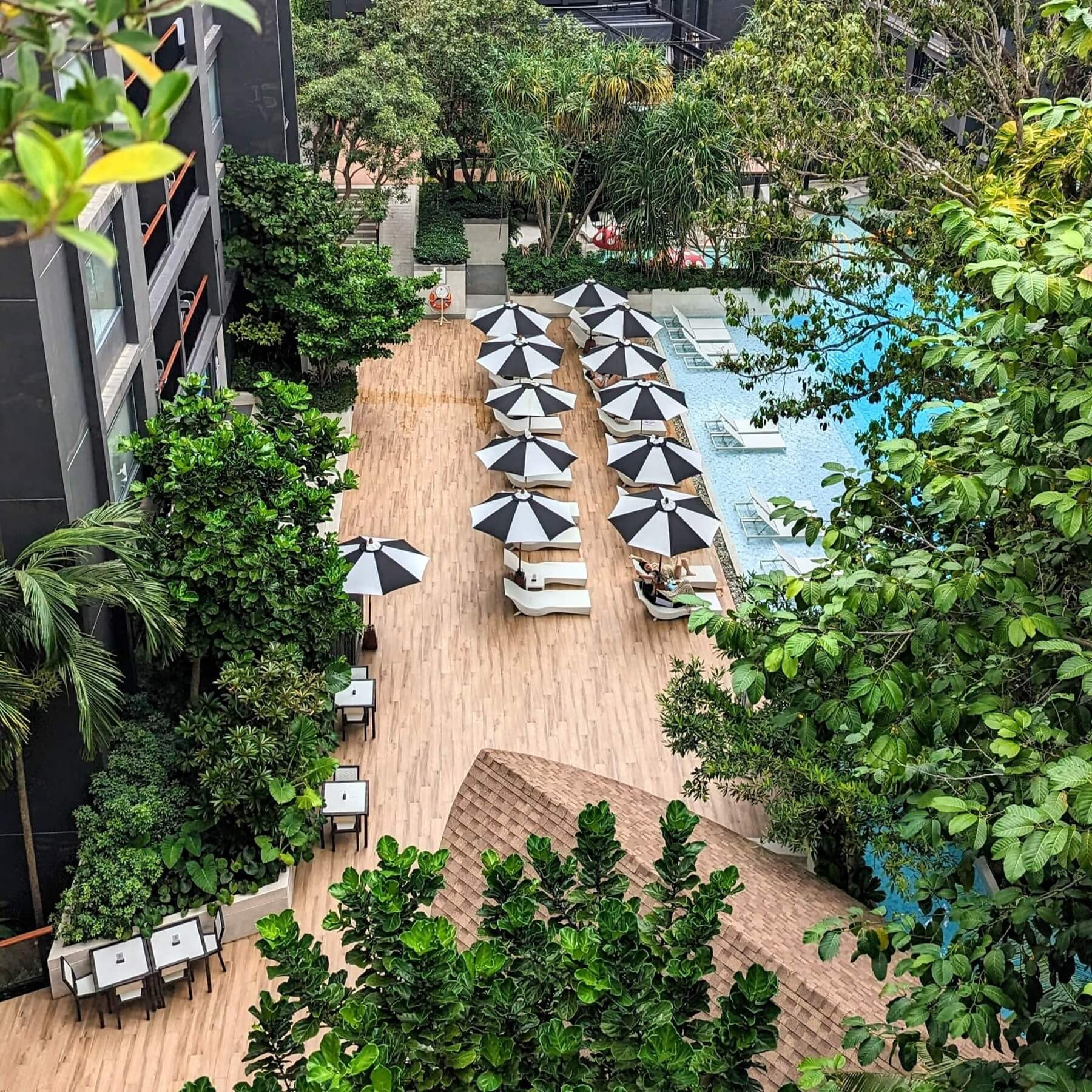 Tầm nhìn ra hồ bơi từ Panan Krabi Resort