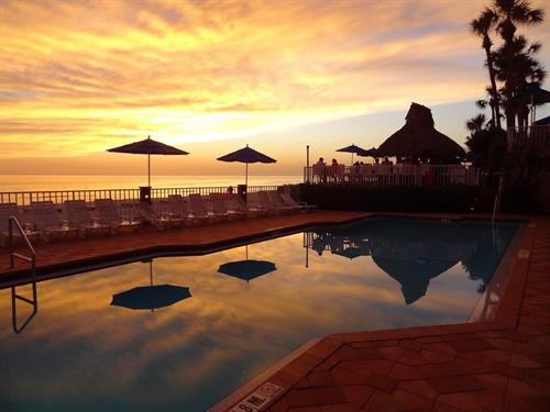 Hồ bơi lớn với khu vực tắm nắng tại Hilton North Redington Beach Resort