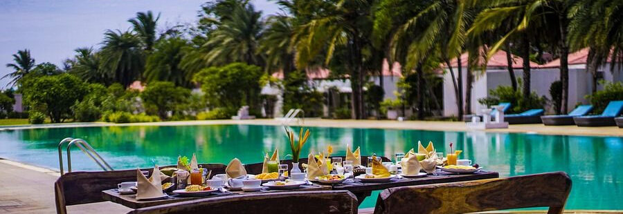 Hồ bơi tuyệt đẹp tại Chariot Beach Resort, nơi du khách có thể thư giãn và tận hưởng không gian sang trọng