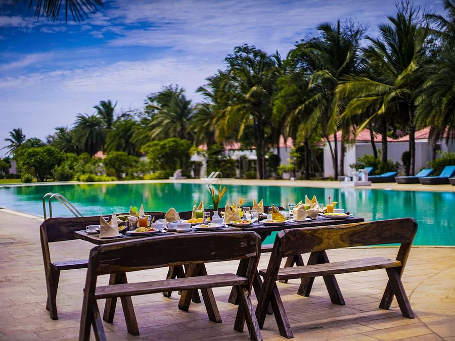 Hồ bơi tuyệt đẹp tại Chariot Beach Resort, nơi du khách có thể thư giãn và tận hưởng không gian sang trọng