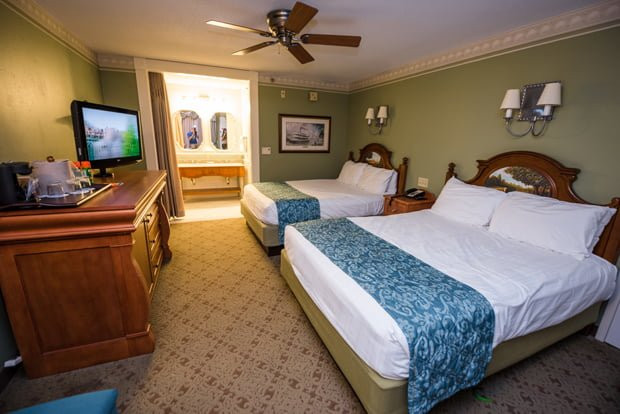Royal Guest Room, Port Orleans Riverside Resort. Phòng ngủ lộng lẫy với các chi tiết trang trí theo chủ đề công chúa Disney