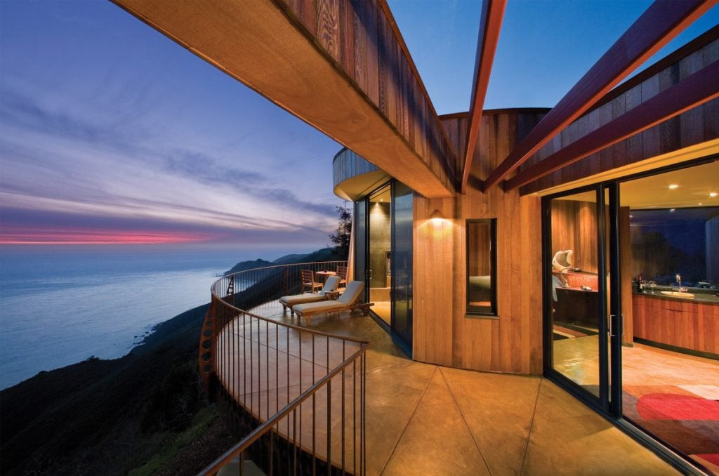 Post Ranch Inn nhìn từ trên cao, nổi bật giữa thiên nhiên hùng vĩ của Big Sur