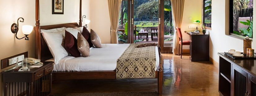 Phòng Premium Suite với giường đôi, bàn cạnh giường, bàn làm việc, ghế, tủ và TV màn hình phẳng tại Jehan Numa Retreat