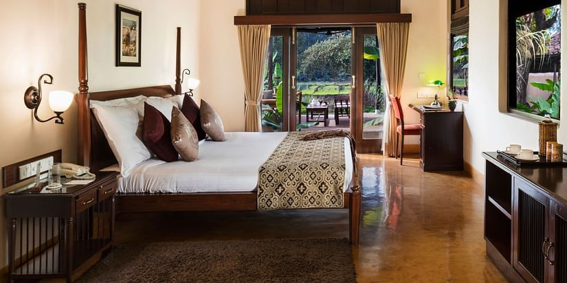 Phòng Premium Suite với giường đôi, bàn cạnh giường, bàn làm việc, ghế, tủ và TV màn hình phẳng tại Jehan Numa Retreat