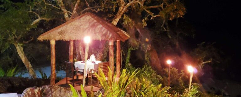 Bàn tiệc tối lãng mạn trên bãi biển tại Royal Davui Island Resort
