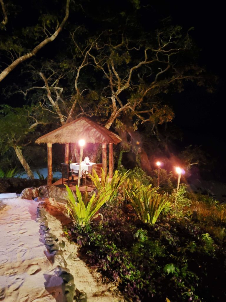 Bàn tiệc tối lãng mạn trên bãi biển tại Royal Davui Island Resort