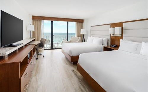 Phòng nghỉ hướng biển tại Doubletree Beach Resort với ban công riêng