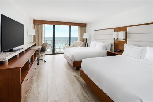 Phòng nghỉ hướng biển tại Doubletree Beach Resort với ban công riêng