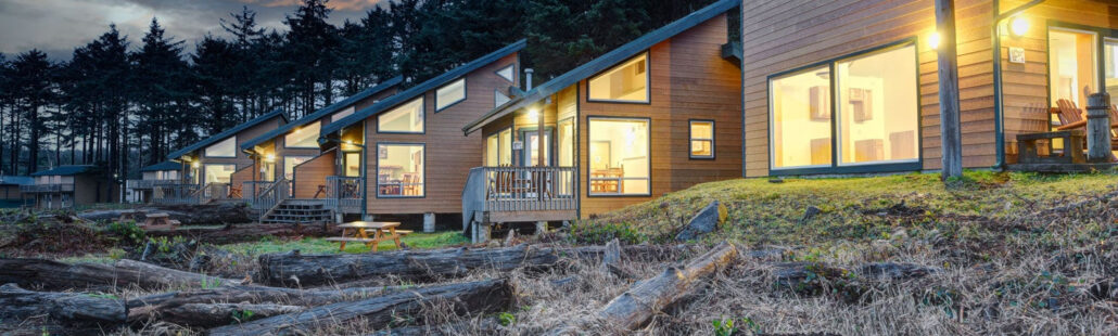 Cabin lúc hoàng hôn tại Quileute Oceanside Resort