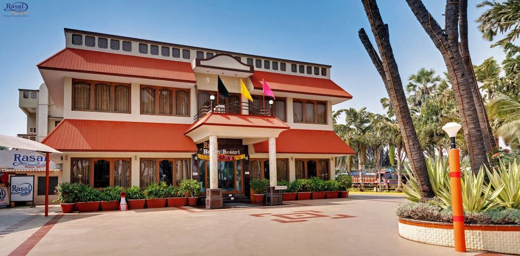 Rasal Beach Resort với không gian mở thoáng đãng và vị trí thuận lợi trên bãi biển Nagoa