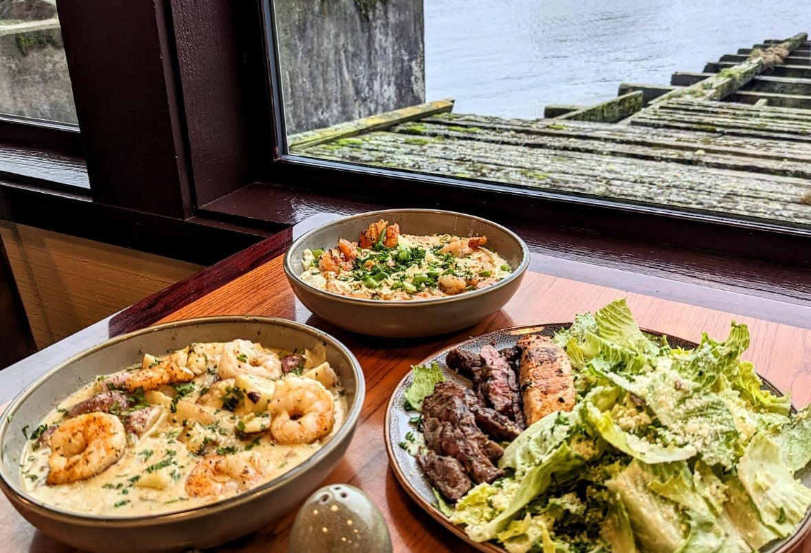 Bữa tối ven biển tại River’s Edge Restaurant