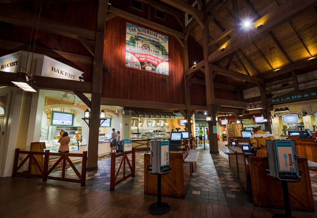 Boatwright's Dining Hall, Port Orleans Riverside Resort. Nội thất nhà hàng độc đáo với chủ đề xưởng đóng tàu