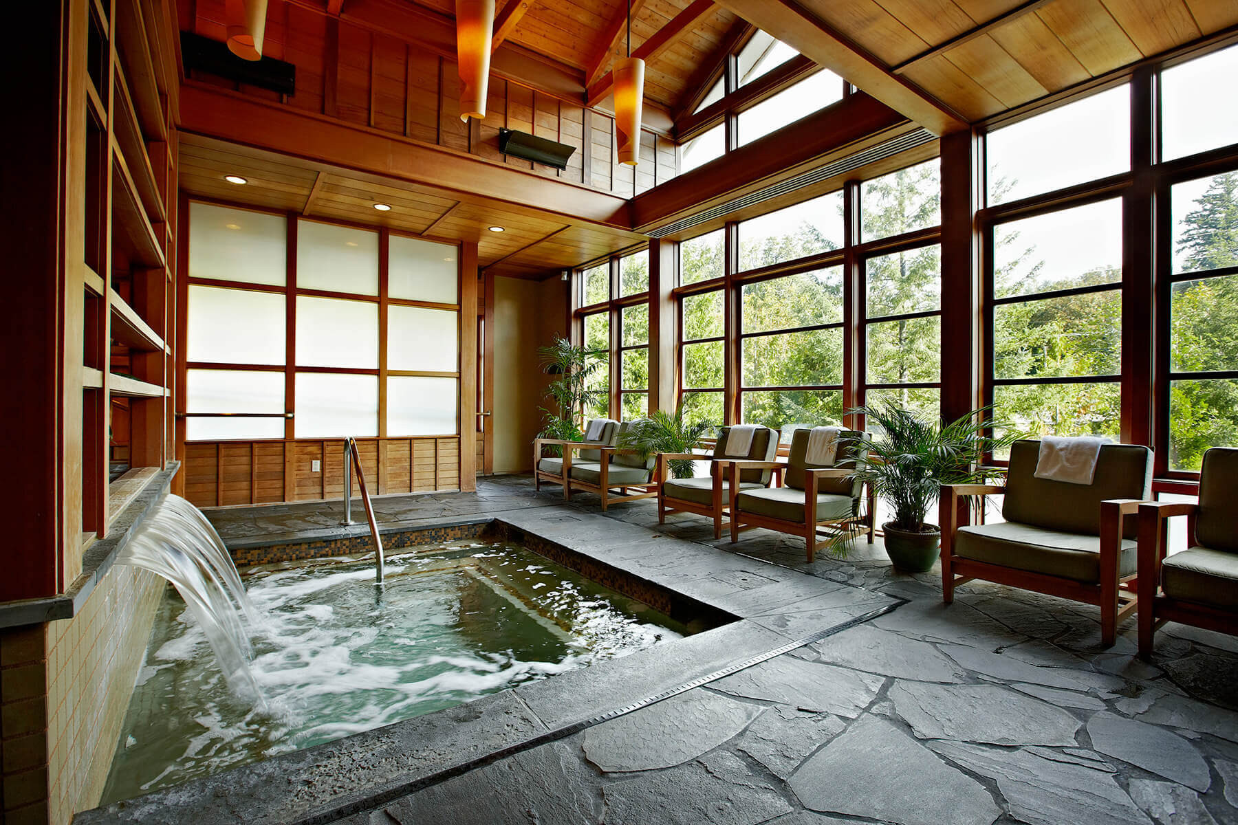 Bồn tắm nước nóng tại Salish Lodge & Spa.