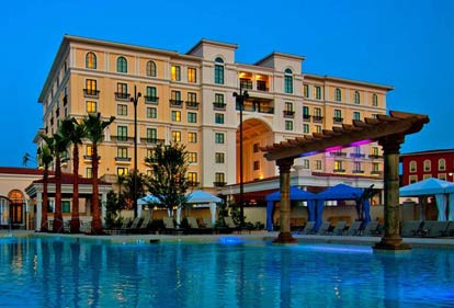 Khách thư giãn bên hồ bơi tại một khu nghỉ dưỡng ở San Antonio