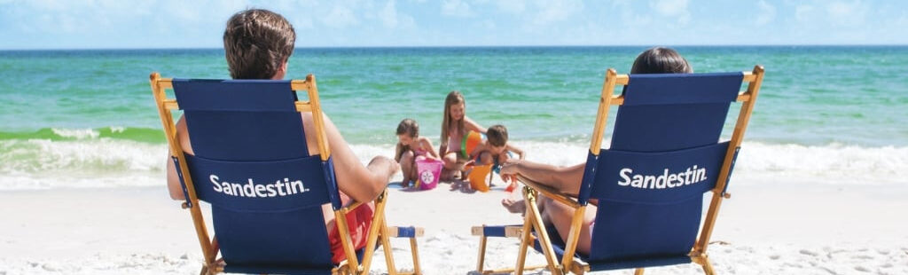 Bãi biển Sundestin Beach Resort với cát trắng và biển xanh ngọc