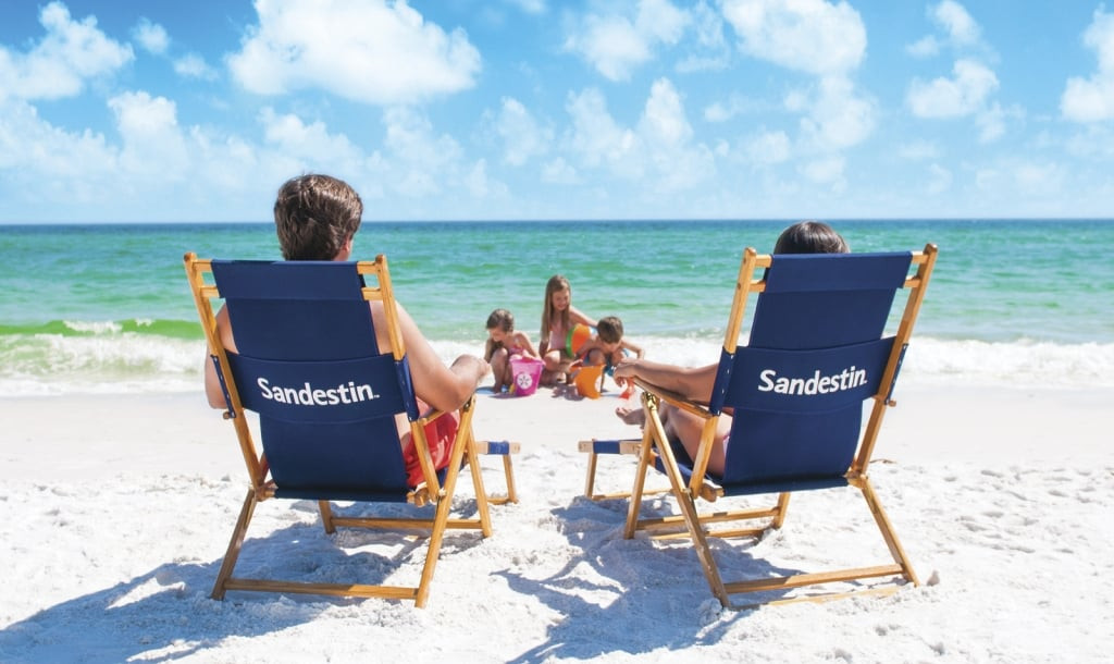 Bãi biển Sundestin Beach Resort với cát trắng và biển xanh ngọc