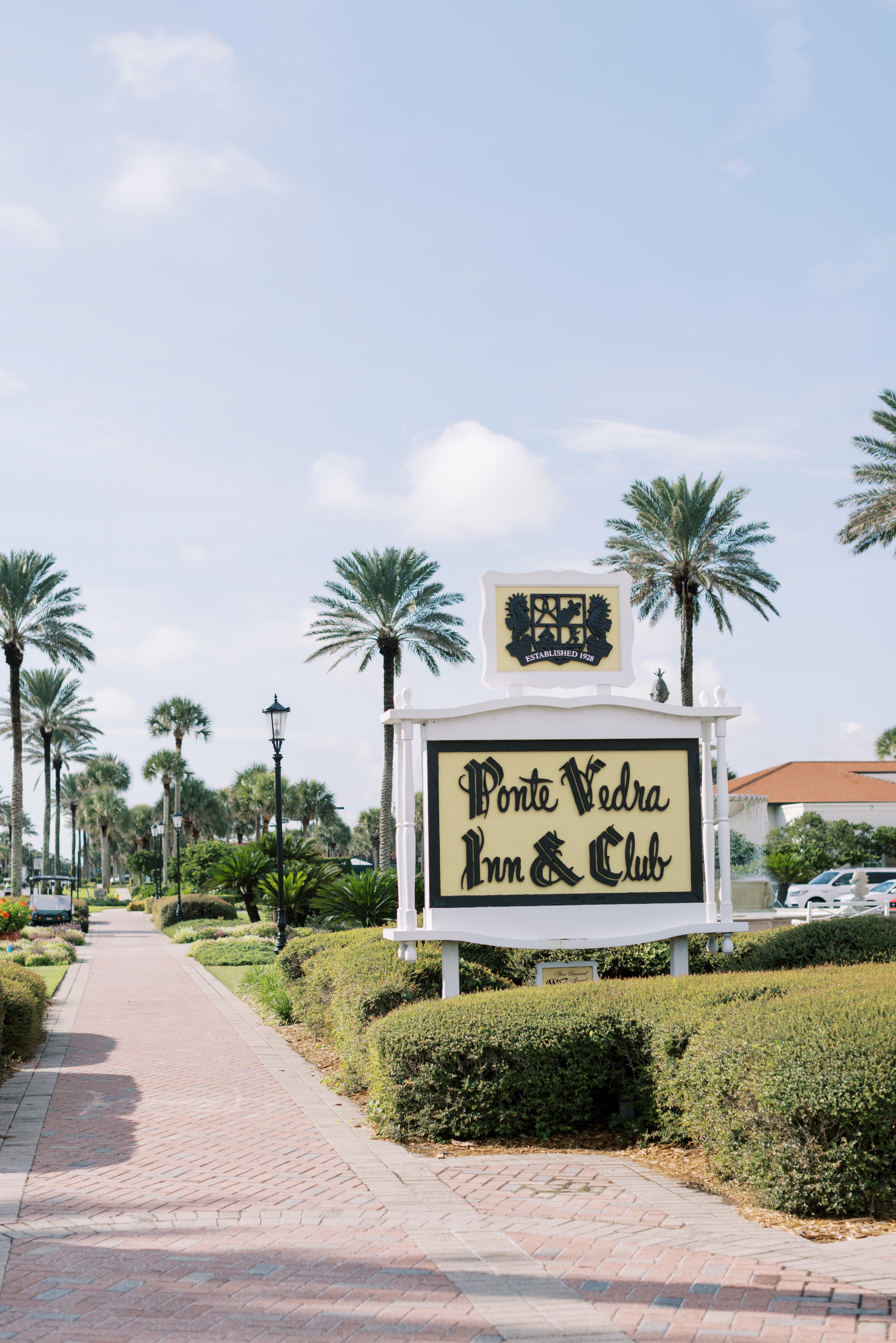 Toàn cảnh Ponte Vedra Inn & Club với bãi cỏ xanh mướt và lối kiến trúc cổ điển