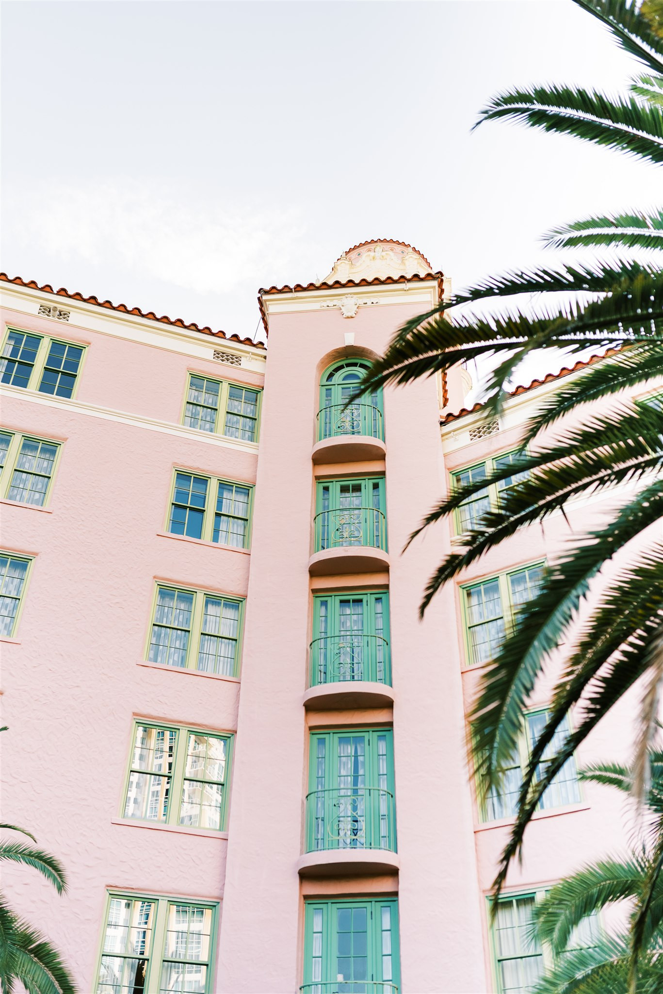The Vinoy Renaissance St. Petersburg Resort nhìn từ bên ngoài với kiến trúc màu hồng nổi bật và khu vườn xanh mát