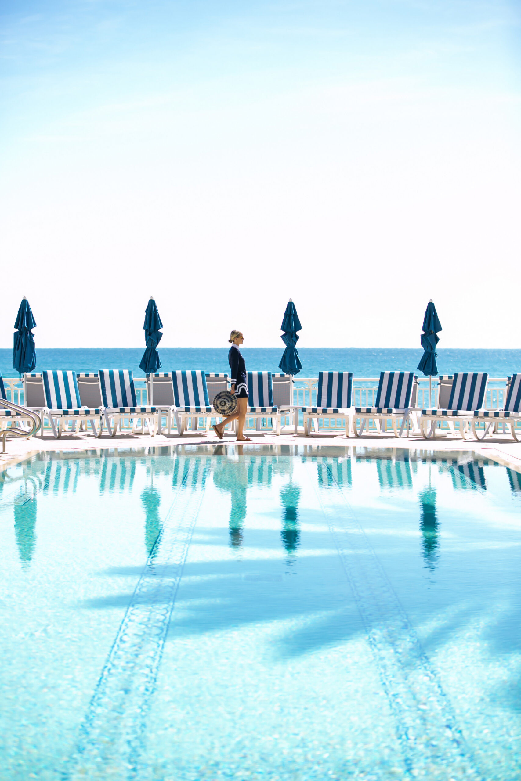Khuôn viên Eau Palm Beach Resort nhìn từ trên cao với bãi biển xanh ngắt và kiến trúc độc đáo