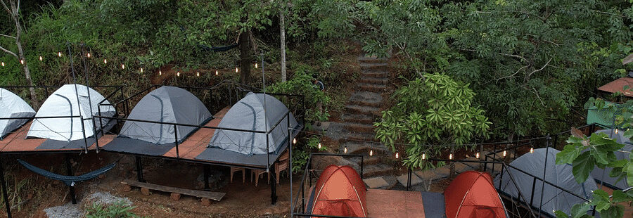 Một góc nhìn từ xa về những túp lều tại Holistic Stay Eco Resort, Kannur