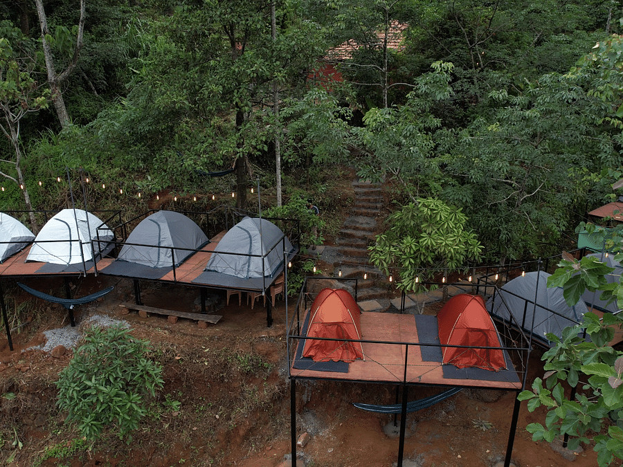 Một góc nhìn từ xa về những túp lều tại Holistic Stay Eco Resort, Kannur