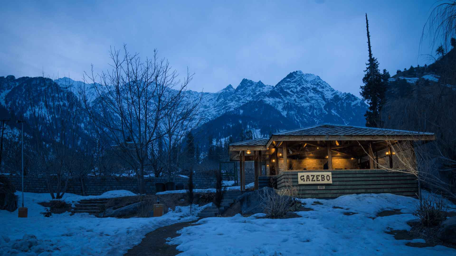 Hồ bơi vô cực với tầm nhìn tuyệt đẹp ra dãy Himalaya tại khu nghỉ dưỡng 5 sao ở Manali