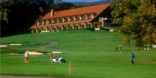 Sân golf tại Cacapon Resort State Park với thảm cỏ xanh mướt
