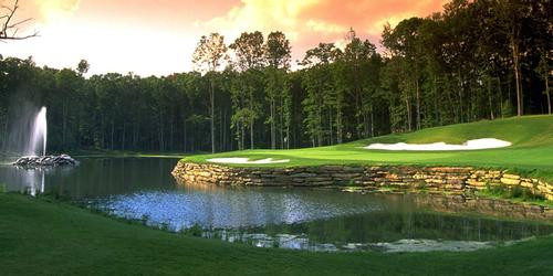 Sân golf tại The Resort at Glade Springs với hồ nước nhân tạo