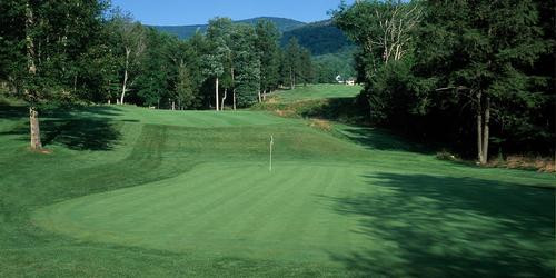 Sân golf Raven Golf Club nhìn từ trên đỉnh núi Snowshoe