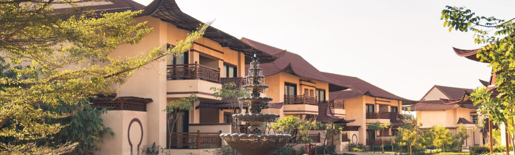 Khuôn viên xanh mát tại Ananta Spa & Resorts Jaipur