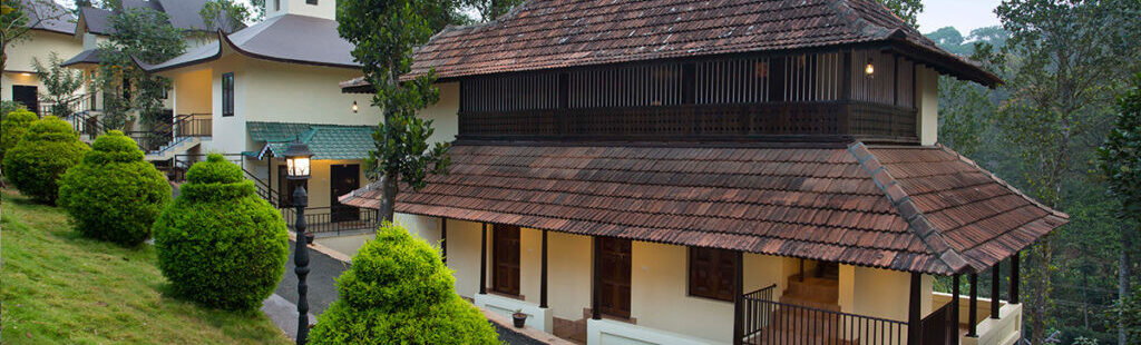 Phòng Heritage Premium tại Spices Lap Resort Thekkady, thiết kế truyền thống Kerala với ban công riêng nhìn ra cảnh quan tuyệt đẹp