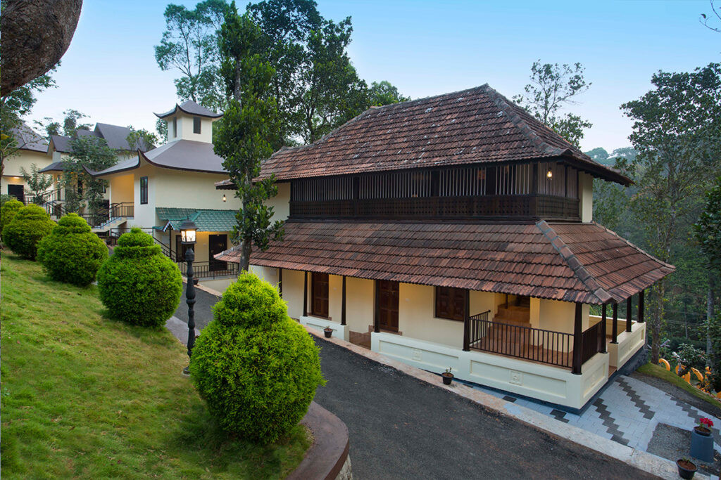 Phòng Heritage Premium tại Spices Lap Resort Thekkady, thiết kế truyền thống Kerala với ban công riêng nhìn ra cảnh quan tuyệt đẹp